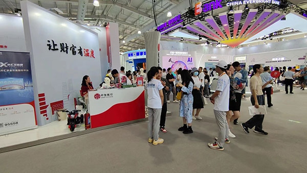 在銀行展臺(tái)，“溫度”成為了高頻詞匯。人民網(wǎng)記者 李彤?dāng)z