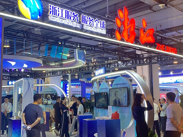 在浙江省交易團(tuán)展區(qū)，數(shù)字支付技術(shù)吸引了觀展群眾的目光。人民網(wǎng)記者 李彤?dāng)z