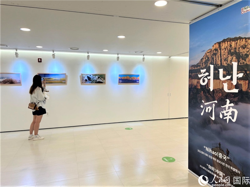 2.民眾參觀“看九曲黃河 聽(tīng)華夏故事”主題展。人民網(wǎng)記者 馬菲攝