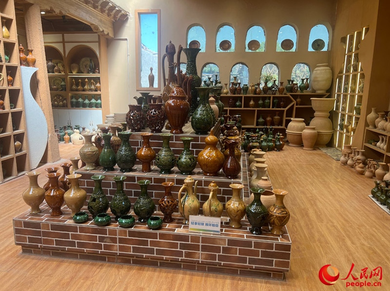 土陶展覽館內(nèi)展示的精美土陶制品。人民網(wǎng)記者 常雪梅攝