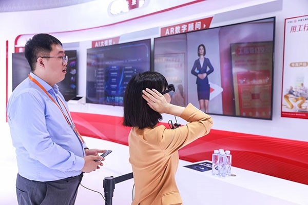 在工商銀行展臺(tái)，數(shù)字員工“工曉伴”與觀展游客互動(dòng)。受訪者供圖