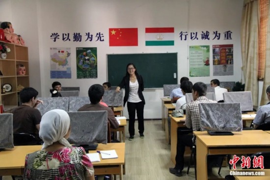 2014年，塔吉克斯坦國立民族大學(xué)的孔子學(xué)院內(nèi)，教師正在為塔吉克斯坦學(xué)生授課。田冰 攝