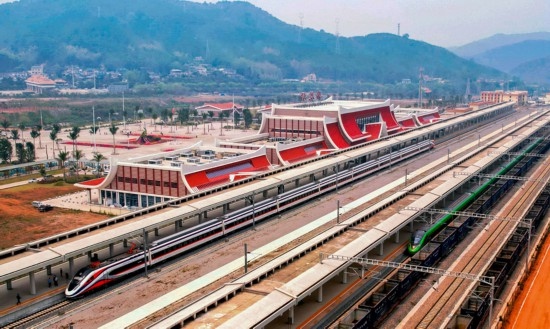 對(duì)向行駛的國(guó)際客運(yùn)列車“復(fù)興號(hào)”和“瀾滄號(hào)”在磨憨站交匯。楊紫軒攝