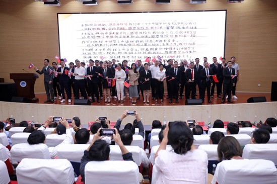 7月31日，昆明鐵道職業(yè)技術(shù)學(xué)院舉行援老撾鐵道職業(yè)技術(shù)學(xué)院項(xiàng)目教育能力建設(shè)教師培養(yǎng)班結(jié)業(yè)典禮。昆明鐵道職業(yè)技術(shù)學(xué)院供圖