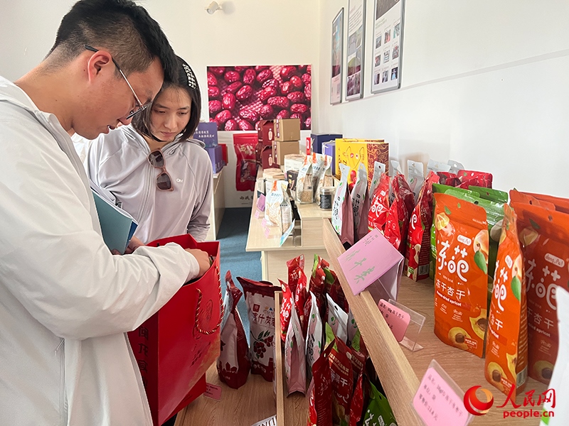 消費者在選購產(chǎn)品。人民網(wǎng)記者 常雪梅攝