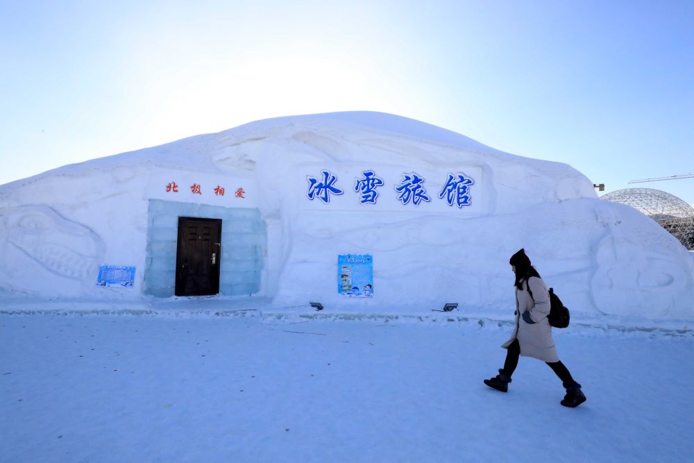 游客從北極村冰雪旅館的一個(gè)房間前走過(guò)（2018年1月31日攝）。