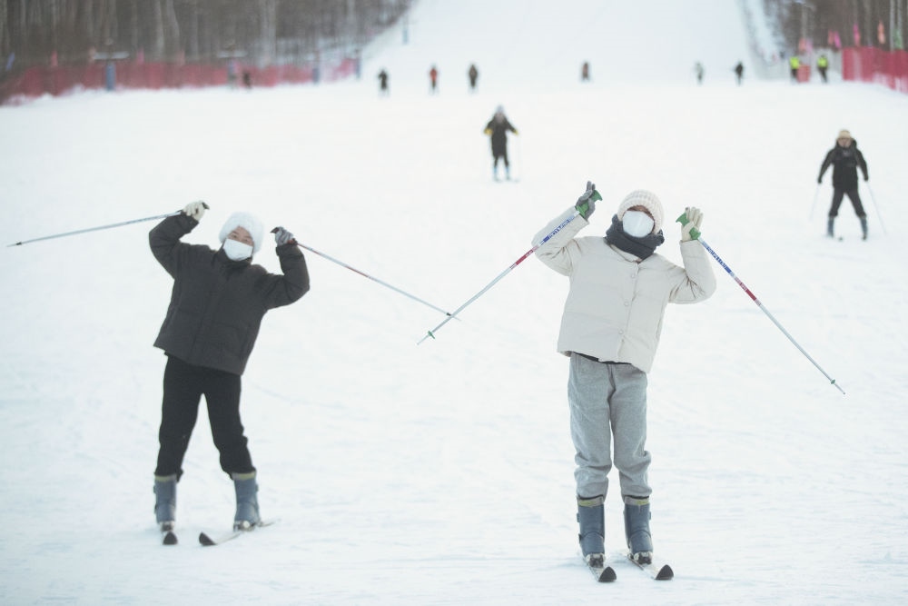 游客在北極村滑雪場(chǎng)內(nèi)體驗(yàn)滑雪（2023年1月7日攝）。