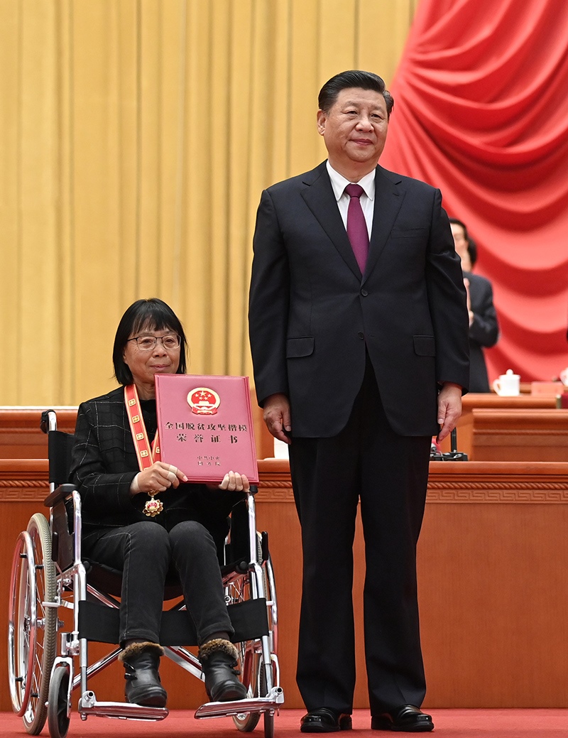 2021年2月25日，全國脫貧攻堅總結表彰大會在北京人民大會堂隆重舉行。習近平為全國脫貧攻堅楷模榮譽稱號獲得者張桂梅頒獎。