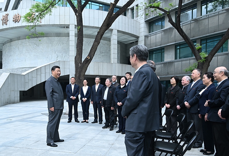 2022年4月25日，習近平總書記來到中國人民大學考察調研，在博物館門前廣場上，同老教授、老專家和中青年骨干教師代表親切交談。