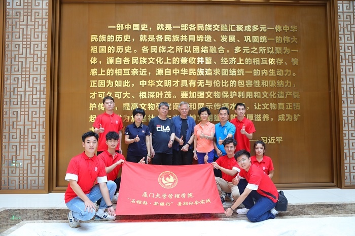 潘維廉和實(shí)踐隊(duì)師生在昌吉州博物館合影。主辦方供圖