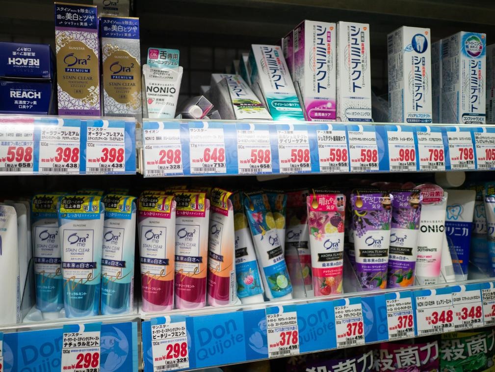 這是8月16日在日本東京新宿一商場拍攝的貨架。新華社記者張笑宇攝