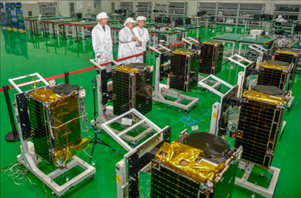 △2022年10月17日，位于吉林長春的長光衛(wèi)星技術(shù)股份有限公司科研人員在衛(wèi)星總裝測試大廳進(jìn)行相關(guān)測試工作。