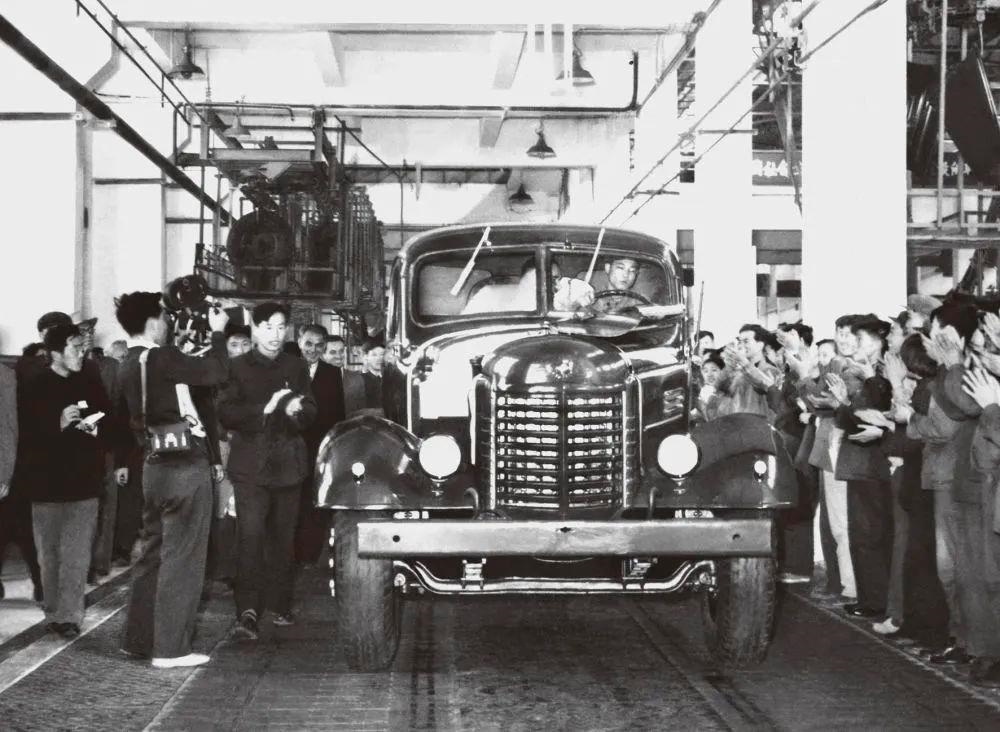 △1956年7月13日，第一輛解放牌汽車駛下裝配線。