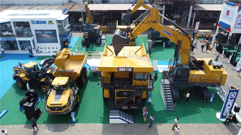 徐工集團(tuán)展出的125噸礦用挖掘機(jī)與130噸電傳動(dòng)礦卡。石偉攝影