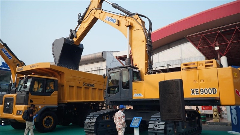 徐工集團(tuán)展出的90噸礦用挖掘機(jī)與80噸自卸車。石偉攝影