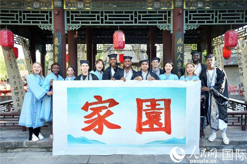 選手們共同寫下的“家園”。人民網(wǎng) 盧鵬宇攝