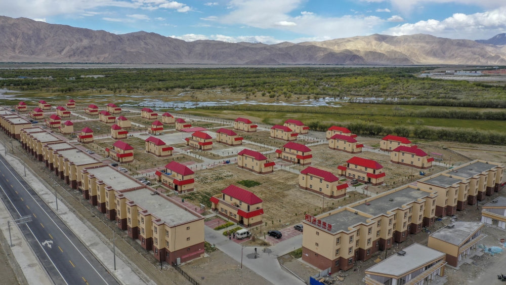 這是由深圳援疆修建的新疆塔什庫(kù)爾干塔吉克自治縣一處安置小區(qū)（2019年7月9日攝，無(wú)人機(jī)照片）。新華社記者 胡虎虎 攝