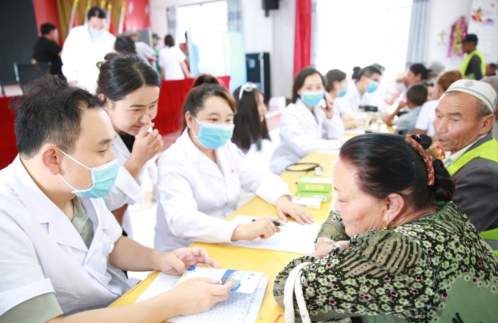 浙江省醫(yī)療援疆專(zhuān)科聯(lián)盟赴阿克蘇地區(qū)溫宿縣博孜墩鄉(xiāng)開(kāi)展健康宣教和義診活動(dòng)（2023年7月11日攝）。新華社發(fā)