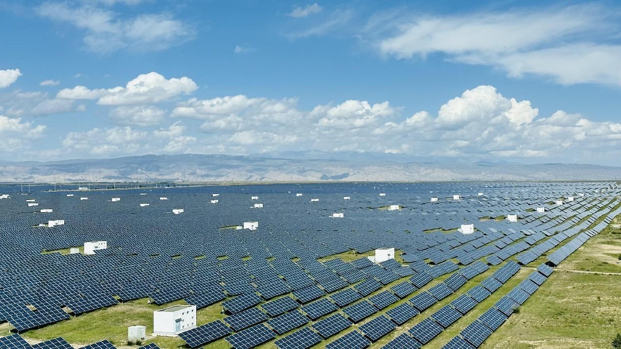 遠(yuǎn)眺青海省海南州光伏發(fā)電園區(qū)。人民網(wǎng) 劉沛然攝