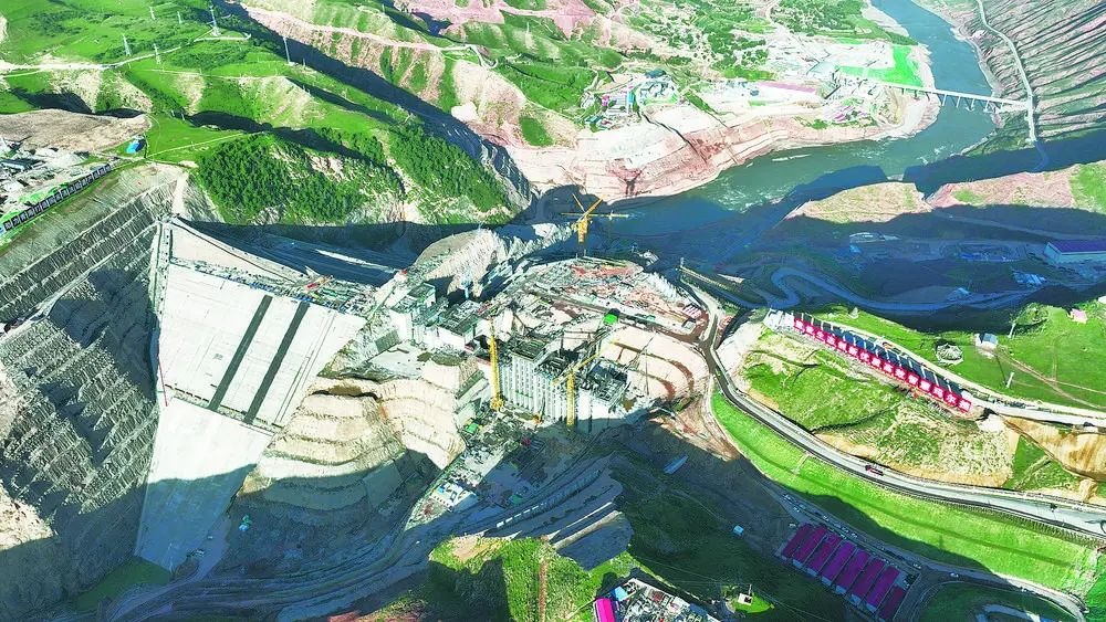 瑪爾擋水電站項(xiàng)目建設(shè)現(xiàn)場(chǎng)。國(guó)家能源集團(tuán)青?，敔枔跛娬竟﹫D