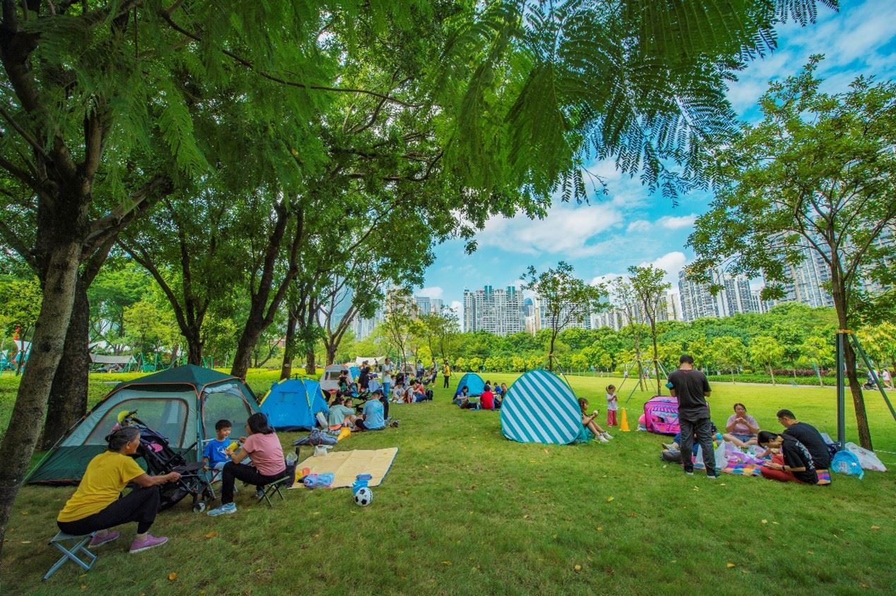 珠江公園內(nèi)，居民們正露營(yíng)休憩。受訪者供圖