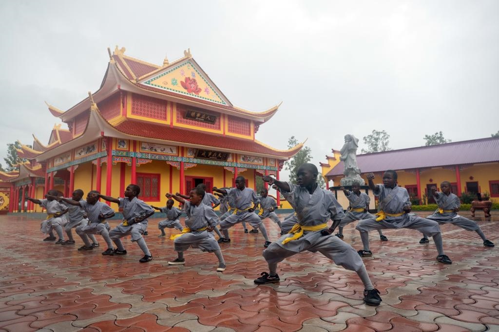 1月21日，在位于贊比亞首都盧薩卡市郊區(qū)的少林寺文化中心，學(xué)員練習(xí)中國(guó)功夫。