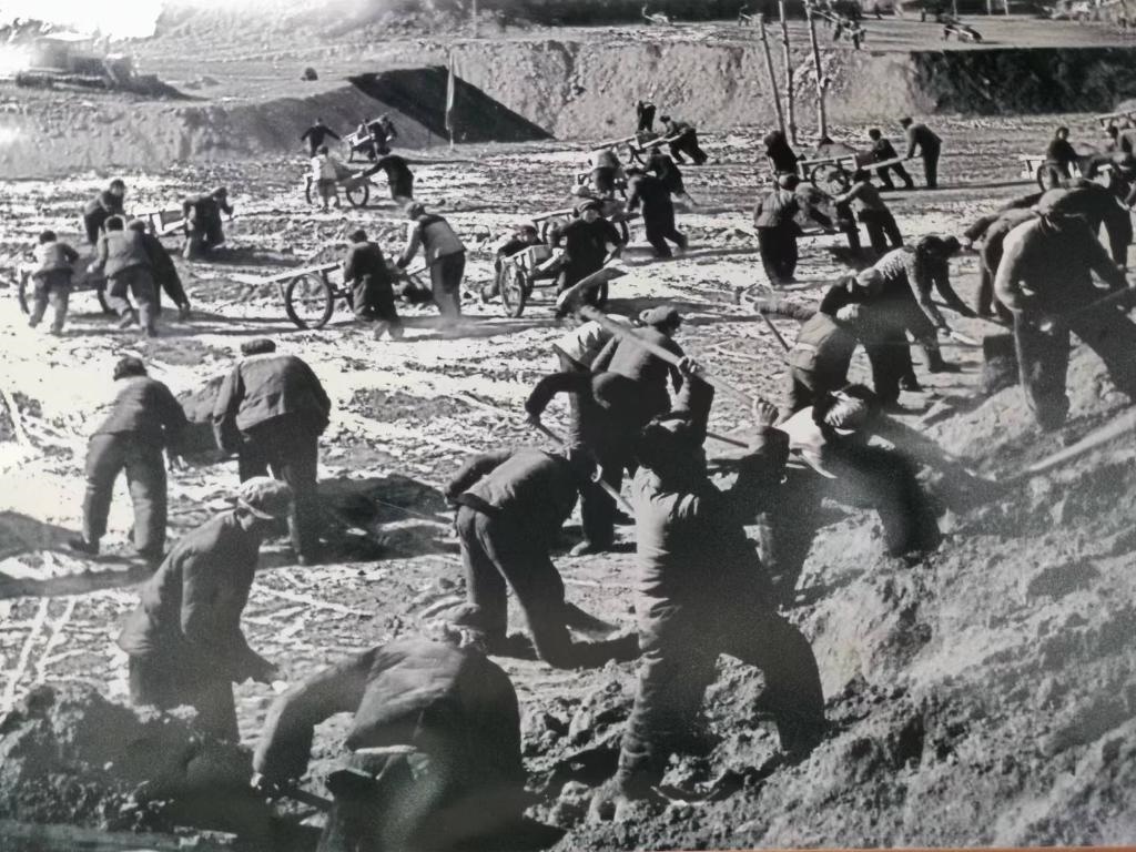 20世紀(jì)70年代，高西溝人治理水土流失場景。（資料圖片）