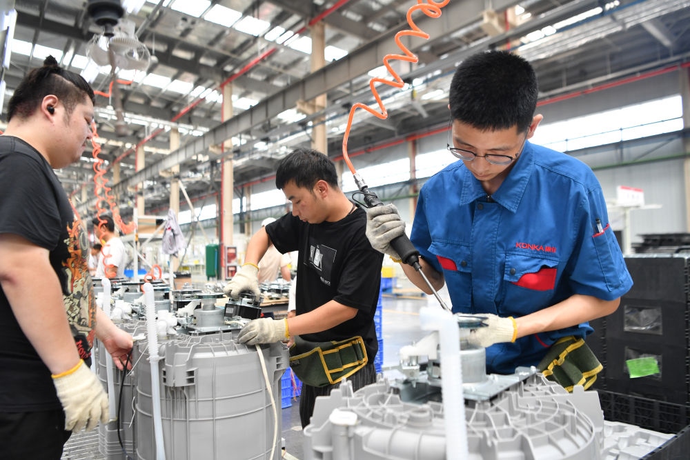 2023年7月20日，工人在位于西安國際港務(wù)區(qū)的陜西康佳智能家電有限公司生產(chǎn)車間工作。 新華社記者 張博文 攝
