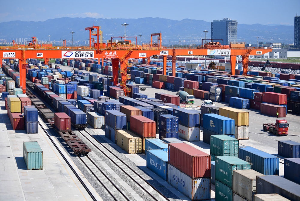 長安號中歐班列在西安新筑車站內(nèi)裝卸集裝箱（2019年8月15日攝）。新華社記者 邵瑞 攝