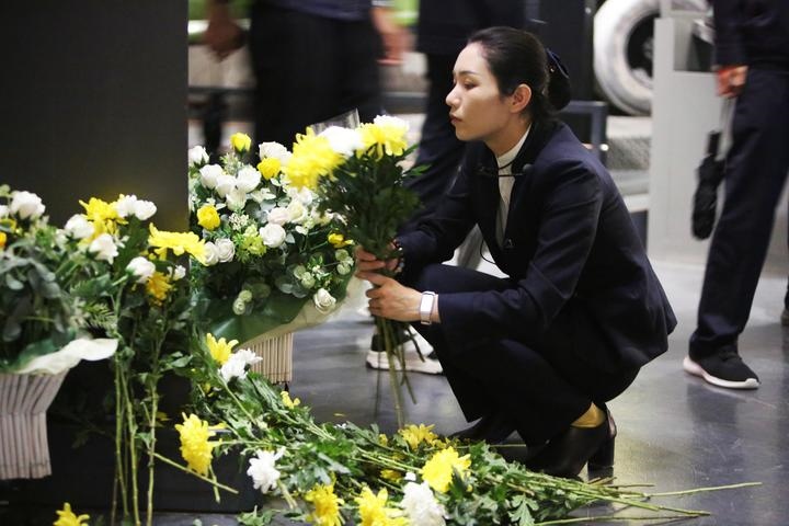 9月18日，工作人員在侵華日軍第七三一部隊罪證陳列館整理花束。新華社記者 石楓 攝