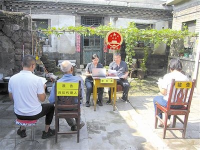 圖②：法庭在農(nóng)家小院開(kāi)展巡回審判。