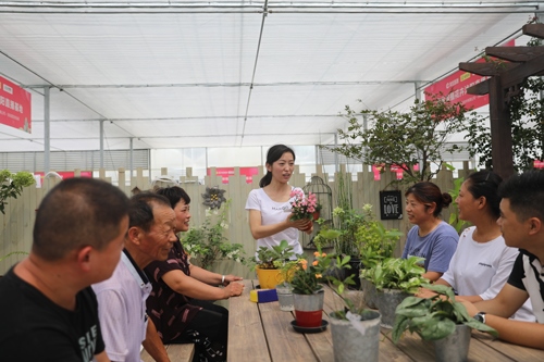 李敏向村民講授花木直播經(jīng)驗。受訪者供圖