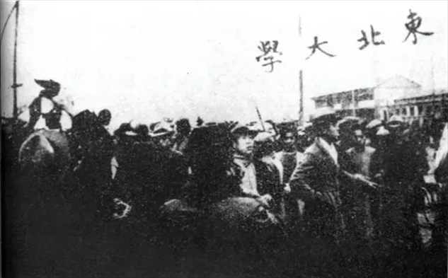 △東北大學(xué)學(xué)生走在一二·九請(qǐng)?jiān)赣涡嘘?duì)伍最前列。