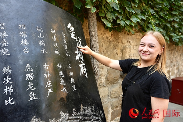 選手金雪花（波蘭）在古堡內(nèi)留影。人民網(wǎng) 盧鵬宇攝
