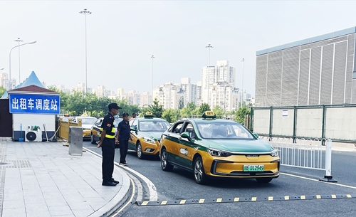 北京南站實(shí)施出租車(chē)北廣場(chǎng)落客分流，實(shí)現(xiàn)“落、接”兩用。人民網(wǎng)記者 喬雪峰攝