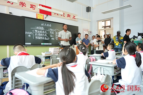 來自尼日利亞的李昊瑞在表演繞口令。人民網(wǎng) 盧鵬宇攝