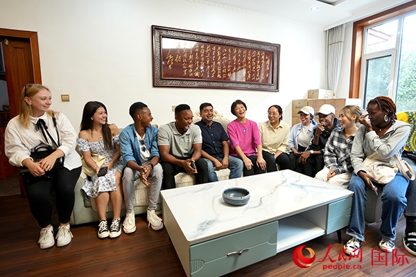選手們在村民王小留家中做客。人民網(wǎng) 盧鵬宇攝
