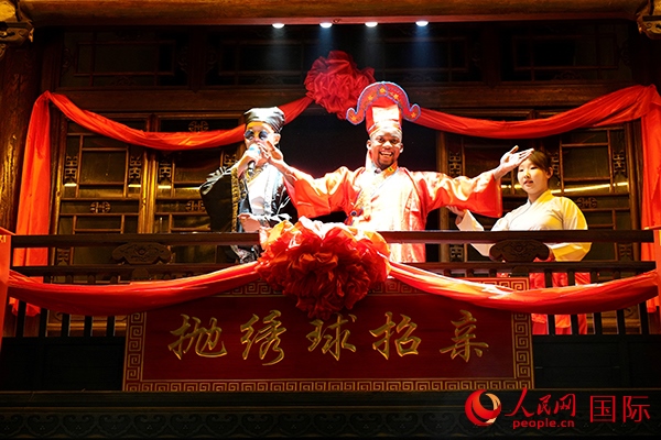 拋繡球。人民網(wǎng) 盧鵬宇攝