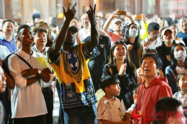 選手體驗(yàn)古城巡游。人民網(wǎng) 盧鵬宇攝