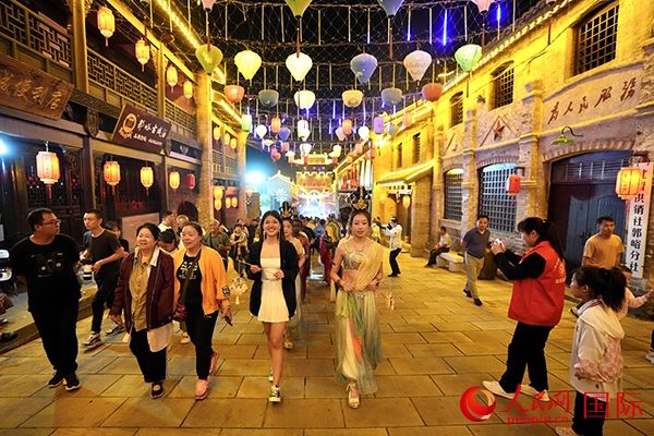 選手體驗(yàn)古城巡游。人民網(wǎng) 盧鵬宇攝