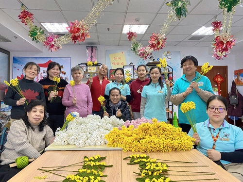 唐占鑫帶領(lǐng)團隊為2022年北京冬奧會和冬殘奧會制作頒獎花束。受訪者供圖