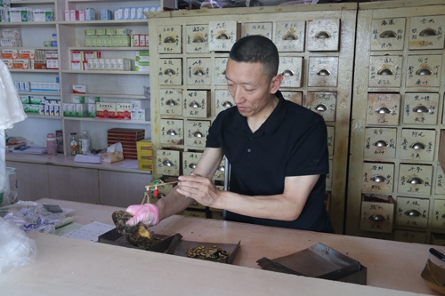 馬啟紅為病患精心配藥。受訪者供圖