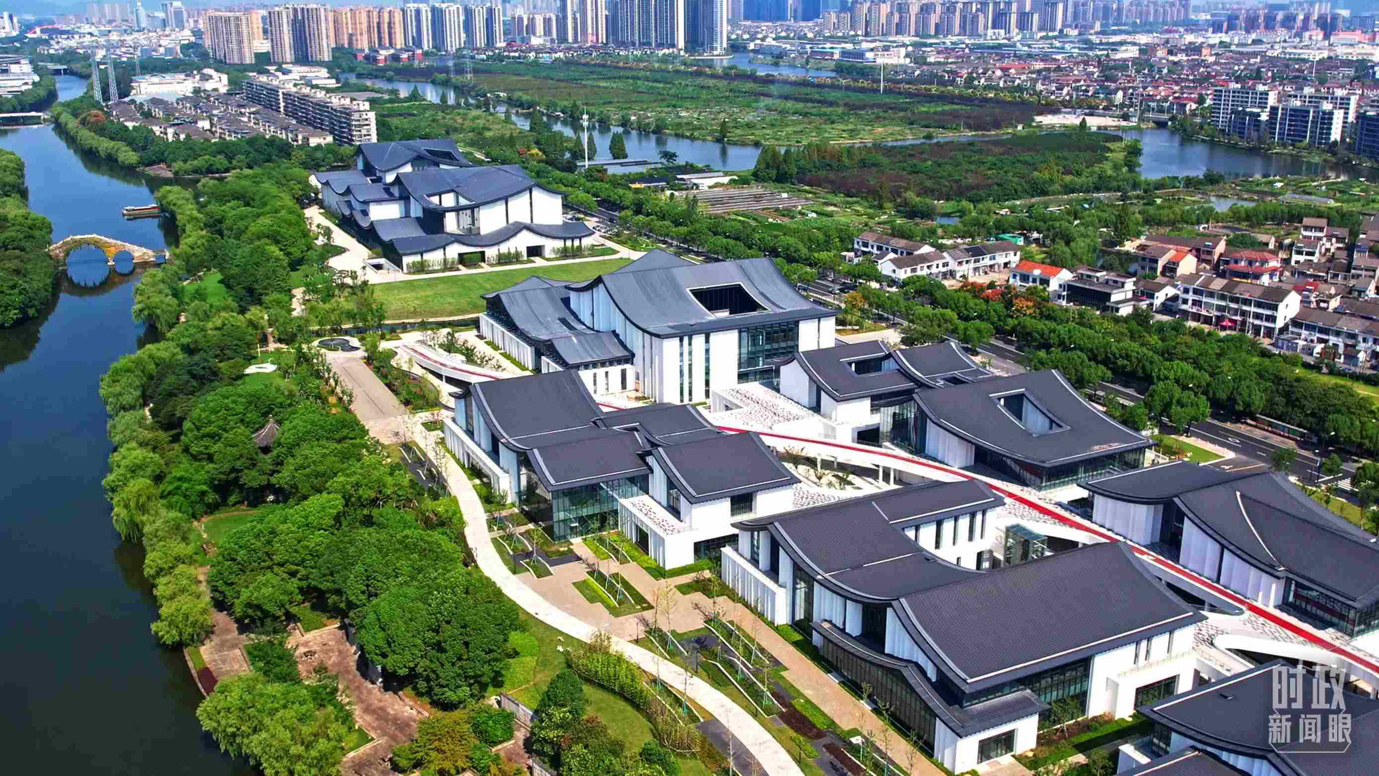 △臨河而建的浙東運河文化園。（總臺央視記者范凱拍攝）