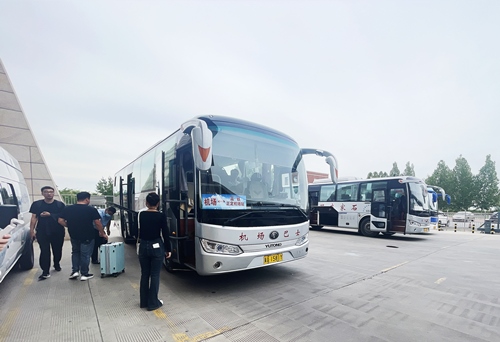 旅客準(zhǔn)備乘坐免費(fèi)擺渡車前往正定機(jī)場。人民網(wǎng)記者 喬雪峰攝