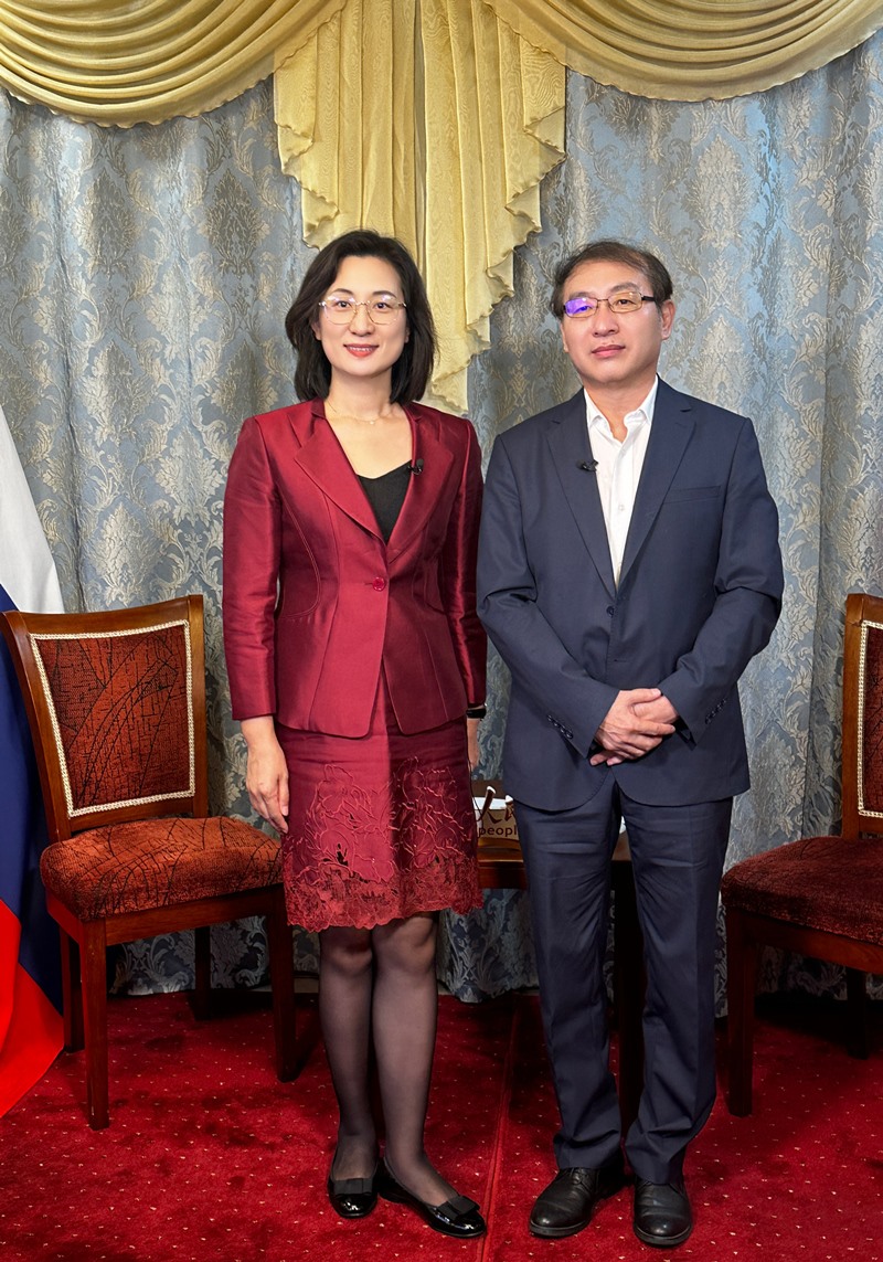 人民網(wǎng)黨委委員、副總編輯孫海峰（左一）專(zhuān)訪崔少純總領(lǐng)事。人民網(wǎng)記者 馬天翼攝