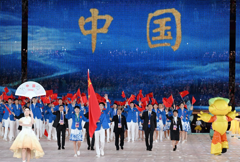 中國代表團在開幕式上入場。