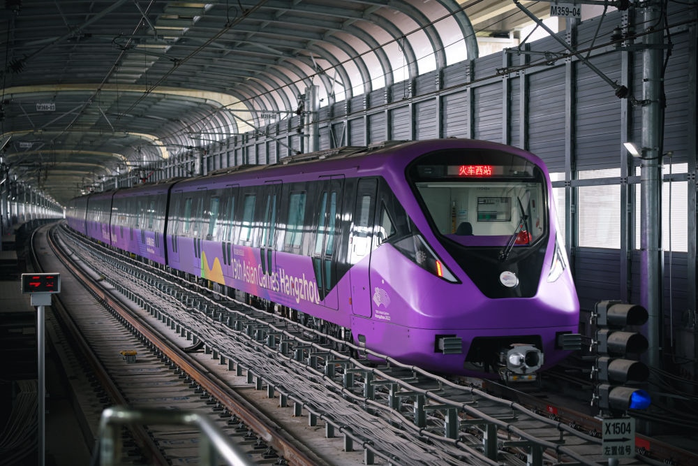 從杭州火車西站出發(fā)，地鐵19號線貫穿杭州火車東站、杭州蕭山機場，“亞運號”地鐵專列運行在這條線路上。