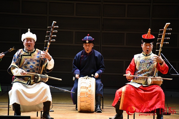內(nèi)蒙古藝術(shù)劇院表演的《草原頌》劇照。人民網(wǎng)記者 殷淼攝
