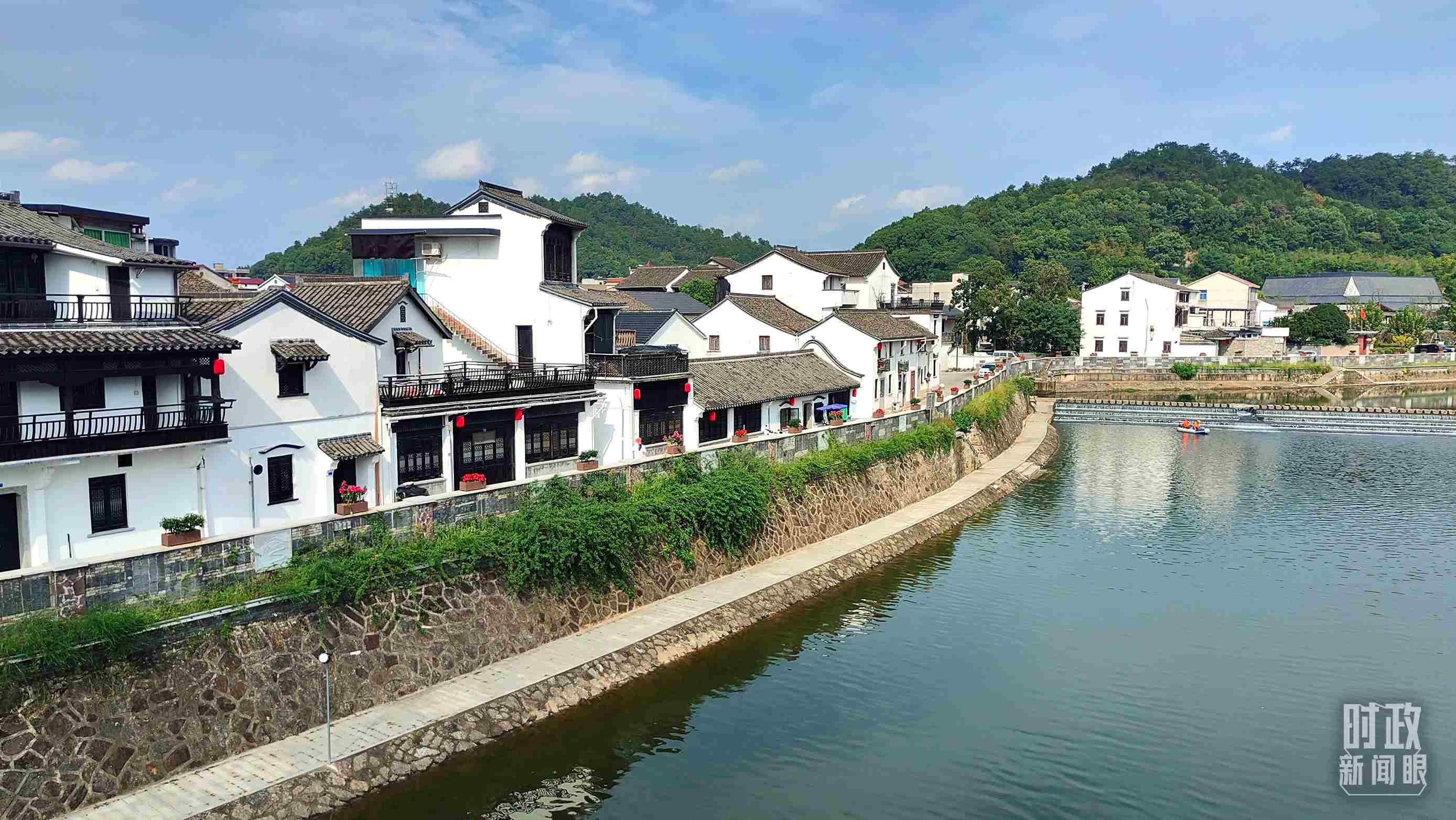 △“楓橋經(jīng)驗(yàn)”發(fā)源地諸暨市楓橋鎮(zhèn)。（總臺(tái)央視記者楊立峰拍攝）
