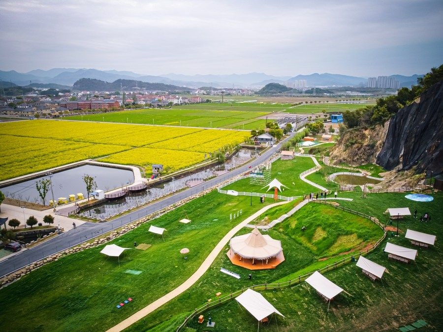  浙江省諸暨市楓橋鎮(zhèn)杜黃新村用廢棄礦山改造的露營旅游地（2023年3月29日攝）。